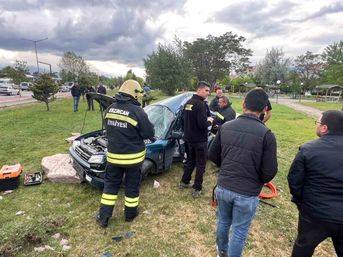 Erzincan’da takla atan otomobilde sıkışan sürücü kurtarıldı