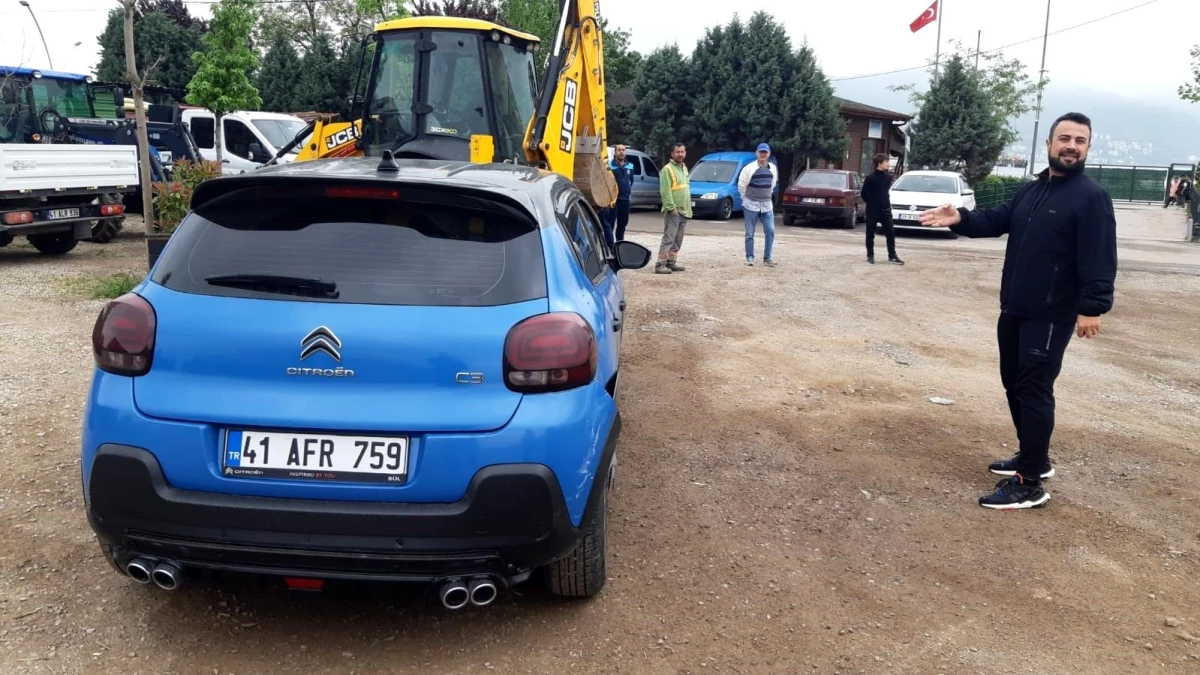 Kocaeli'de Gaz Pedalı Takılı Kalan Otomobil Bebek Arabasına Çarptı