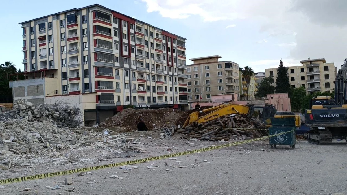 Gaziantep’te depremde ağır hasar alan bina kontrollü yıkım sırasında çöktü