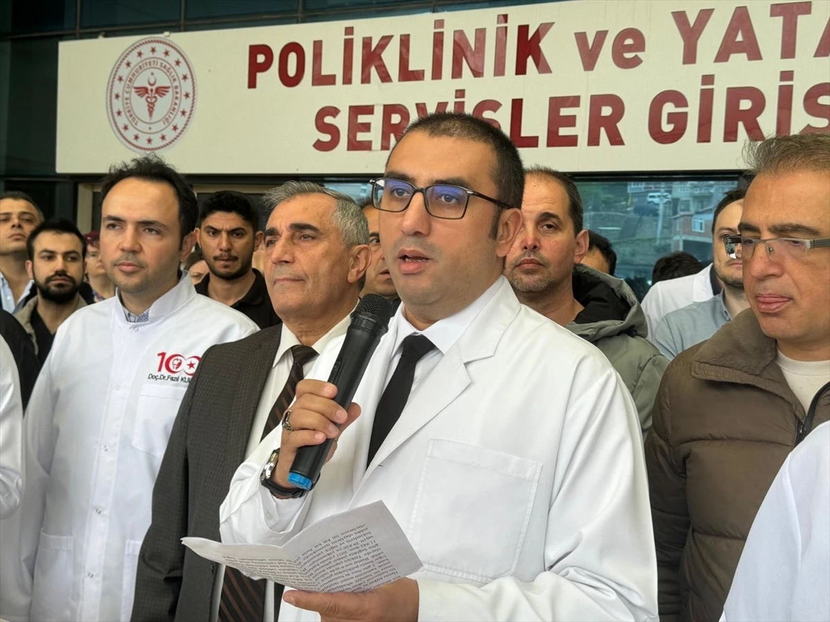 Giresun Üniversitesi Eğitim ve Araştırma Hastanesi'nde Doktora Saldırı Protesto Edildi