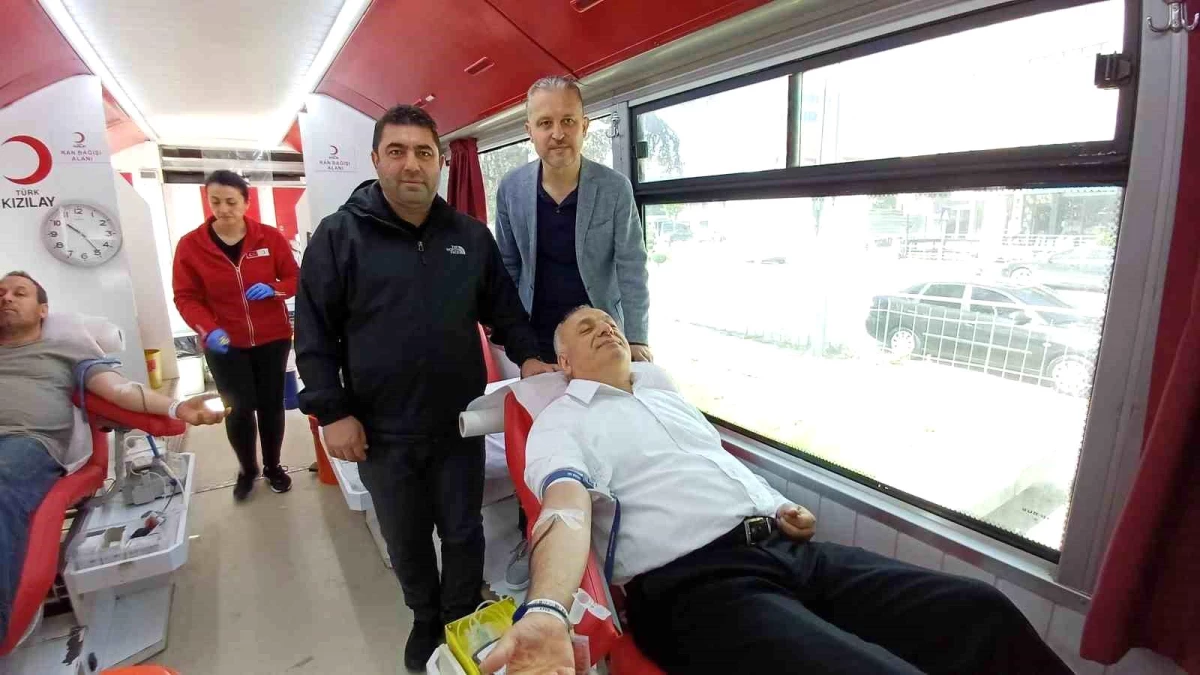 Türkiye Beyazay Genel Başkanı Lokman Ayva, Düzce’de Kan Bağışında Bulundu