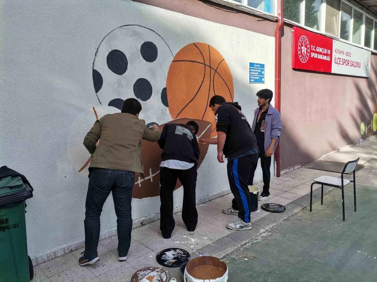 Gediz Meslek Yüksekokulu Öğrencileri Spor İlçe Müdürlüğü Duvarlarını Boyadı