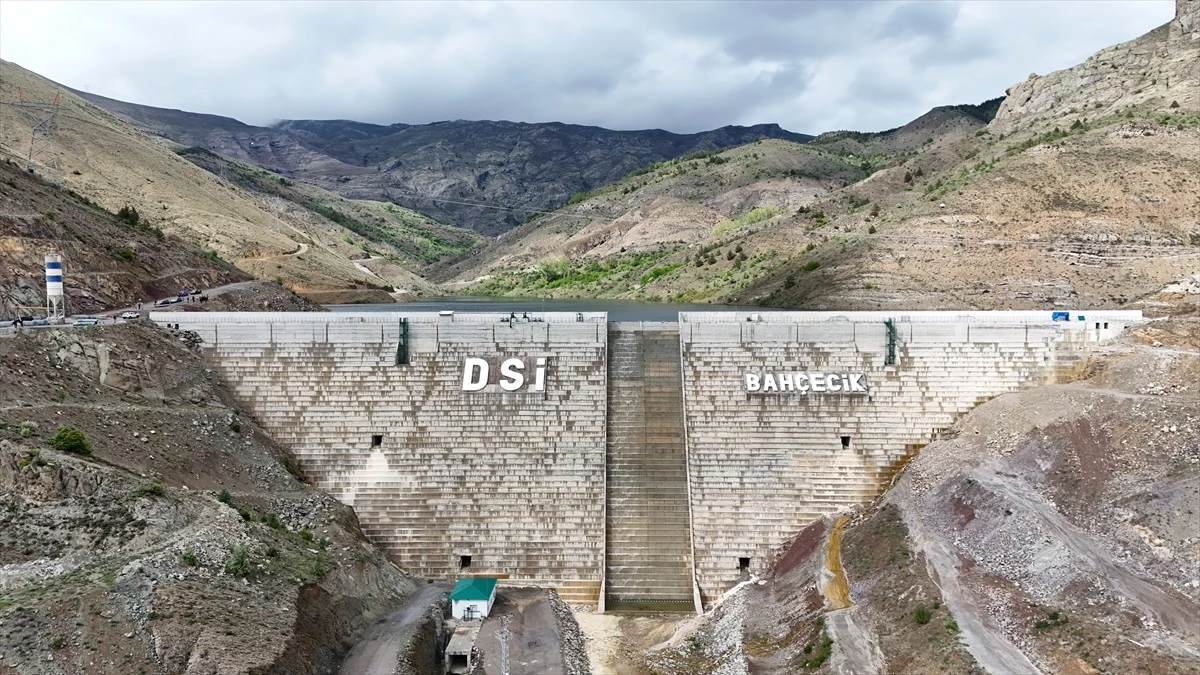 Gümüşhane Valisi Alper Tanrısever, Bahçecik Barajı'nın İnşaatını İnceledi