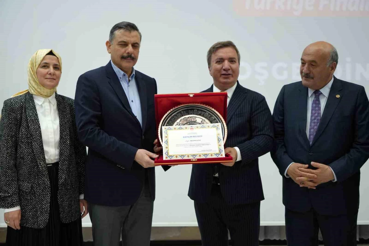 Erzincan'da düzenlenen 'Hafız Kal' yarışmasının Türkiye finalinde Erzurum Valisi birinci oldu
