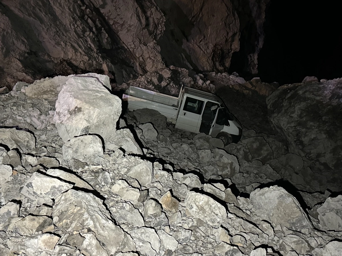 Hakkari-Çukurca kara yolu kaya parçaları nedeniyle kapandı