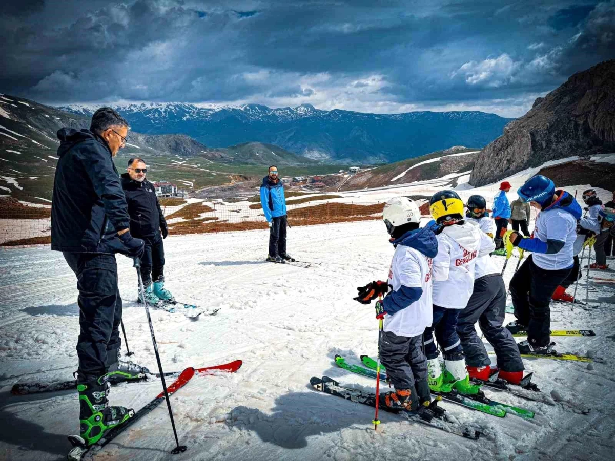 Hakkari'de Atatürk'ü Anma etkinlikleri kapsamında kayak yarışması düzenlendi