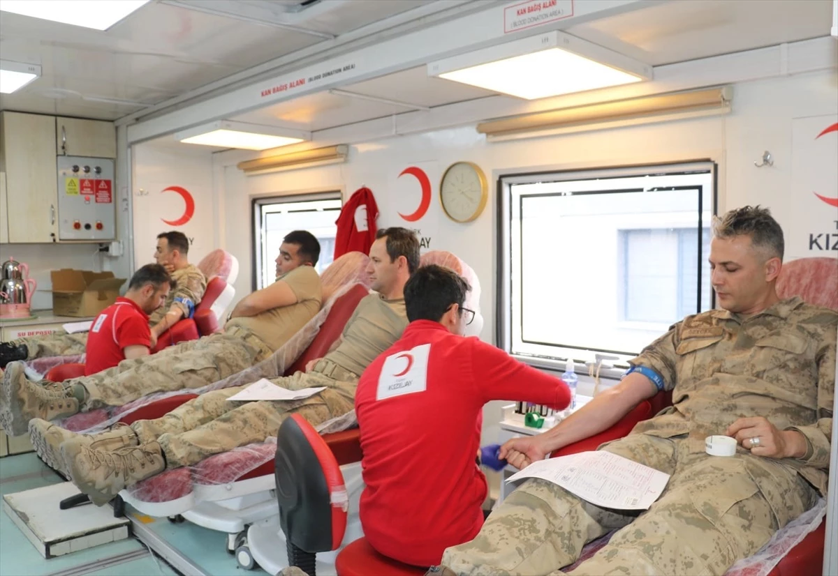 Hakkari İl Jandarma Komutanlığı Kızılay'a Kan Bağışında Bulundu
