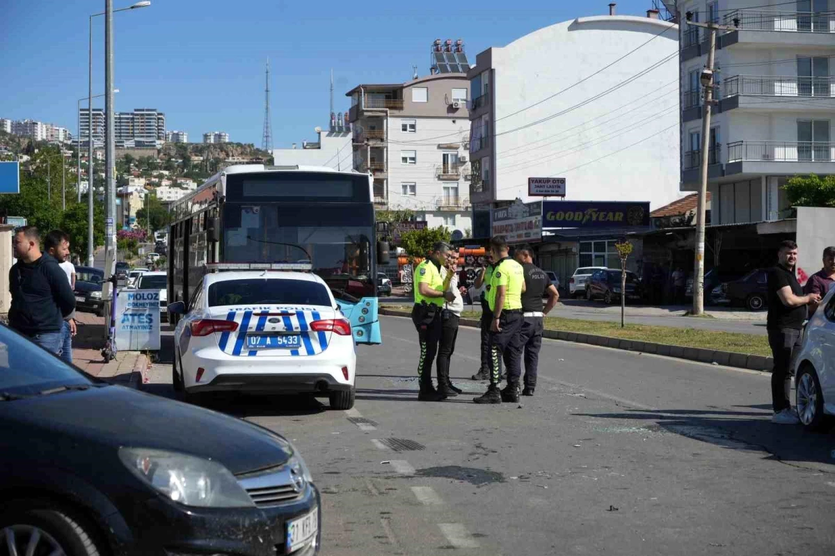 Antalya'da Zincirleme Trafik Kazası: 3 Yaralı