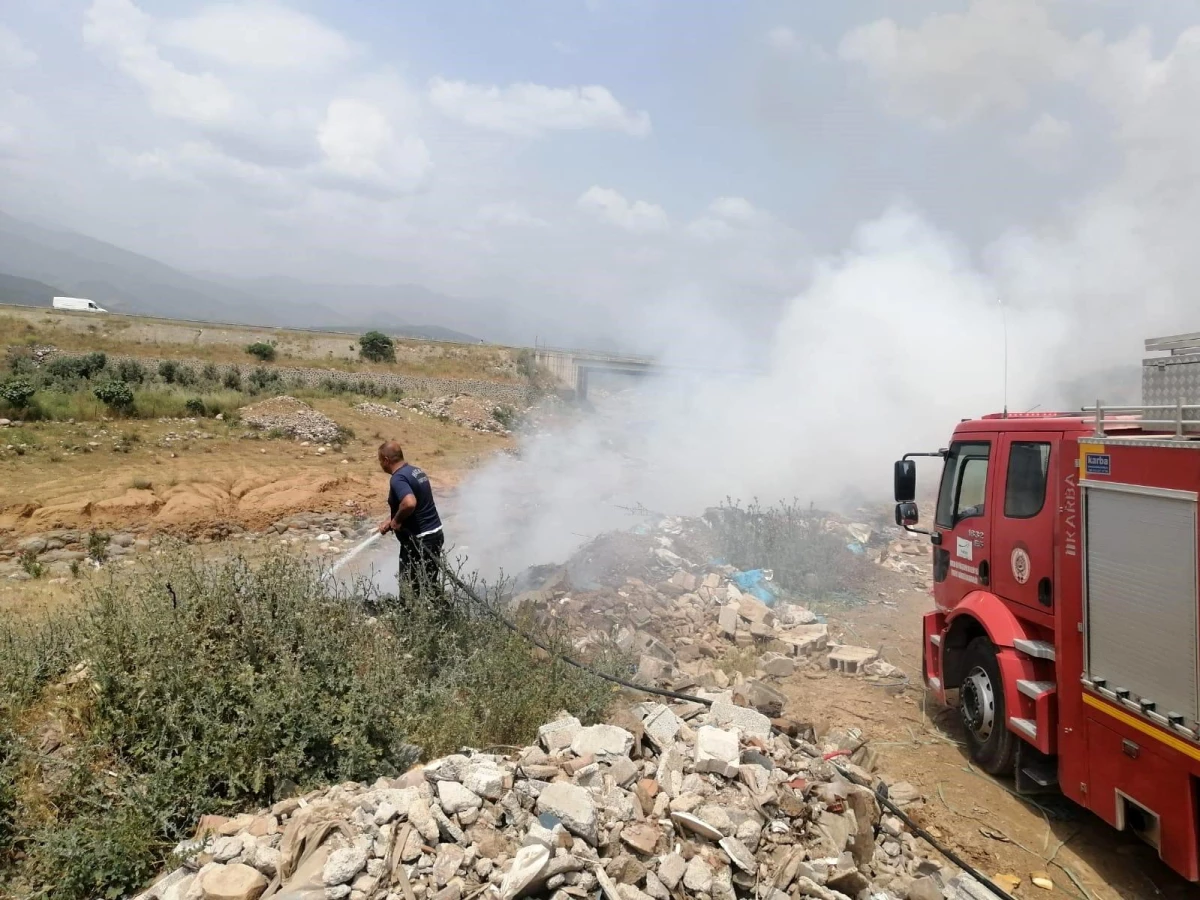 Hatay'ın Hassa ilçesinde çöplük alanda çıkan yangın söndürüldü