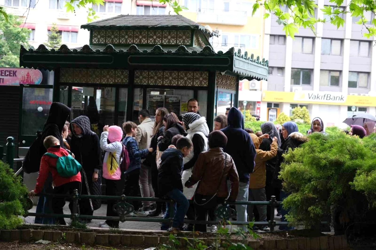 Hintli Turistler Eskişehir'i Geziyor