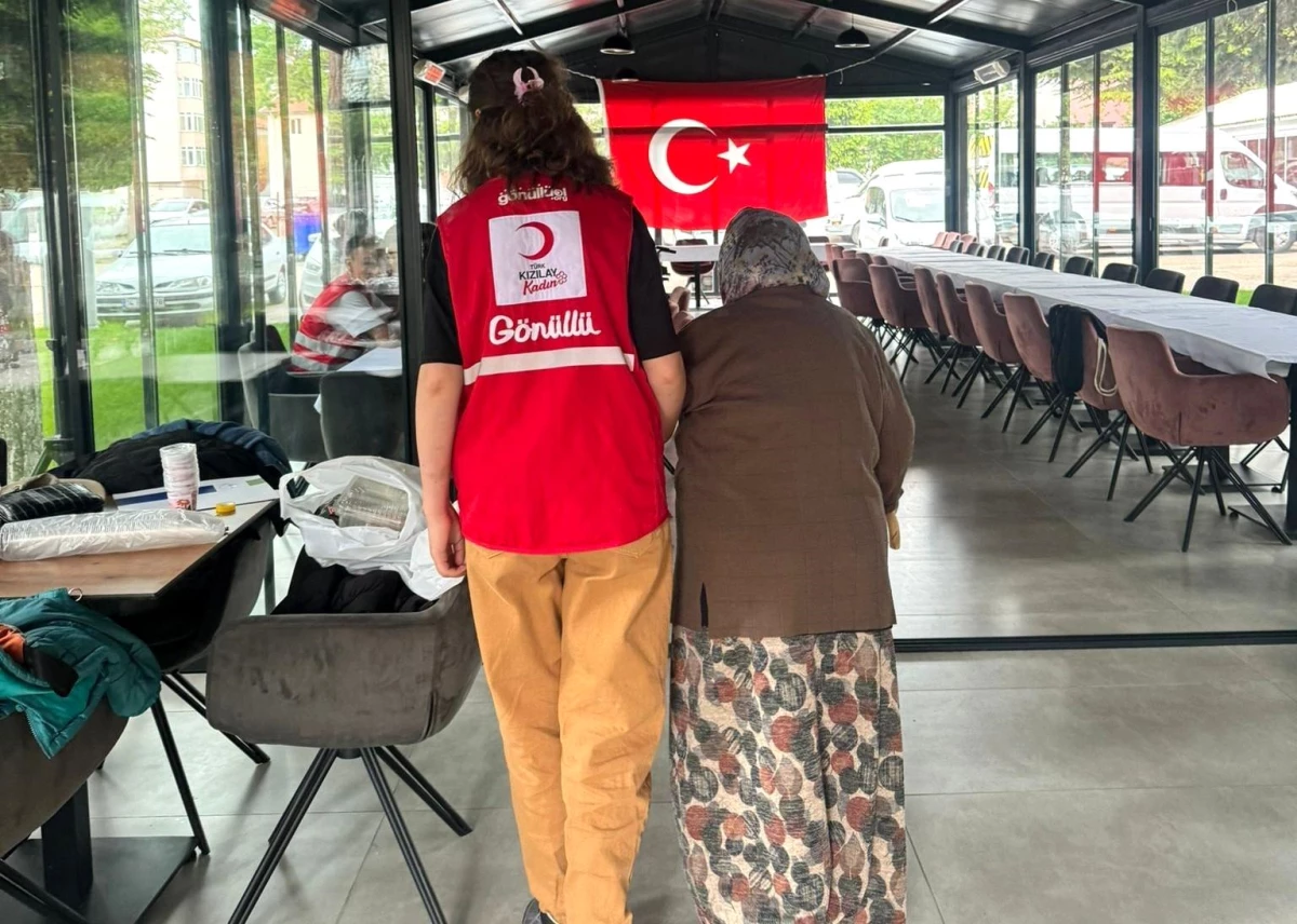 Türk Kızılay Bolu Şubesi Gönüllüleri Huzurevi Kadınlarının Anneler Günü’nü Kutladı