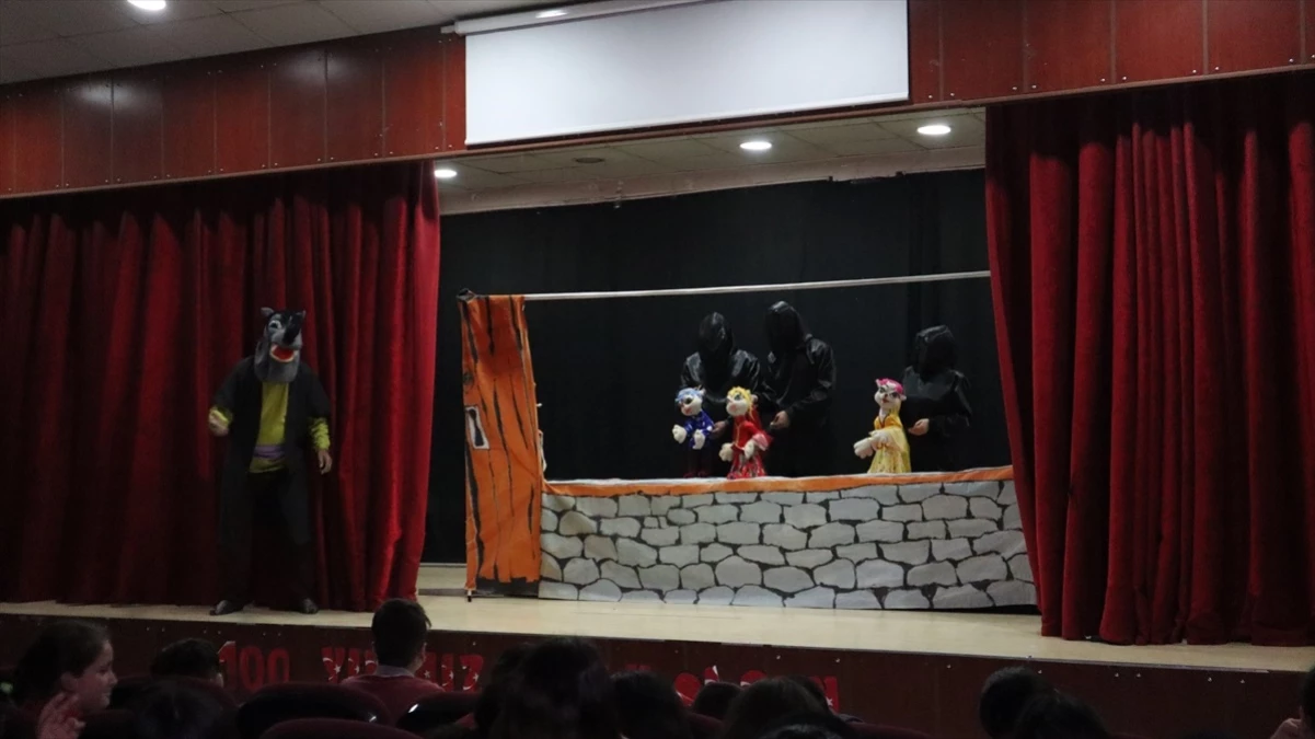 Iğdır'da Nahçıvan Devlet Tiyatrosu Unutulmuş Masalları Sahneledi