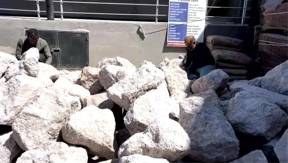Ayvalık’ta inşaat işçileri 1 Mayıs’ta taş kırarak çalıştı