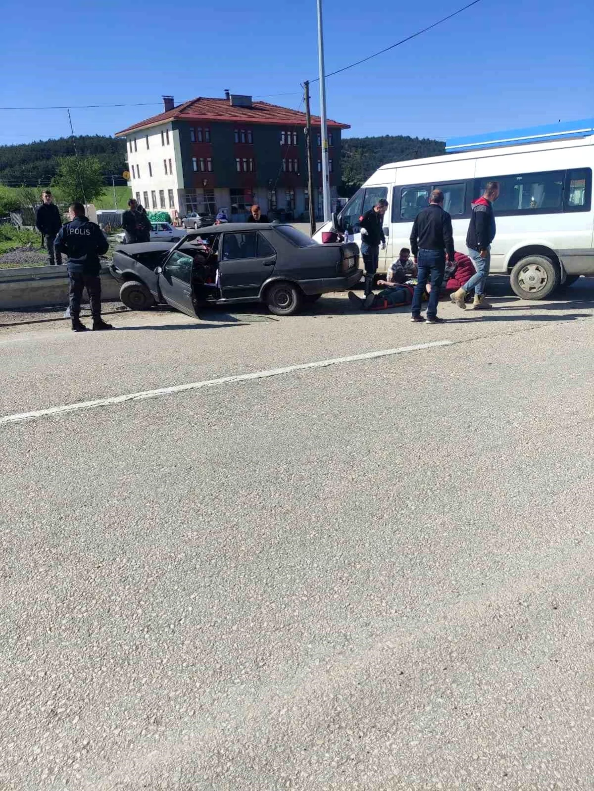 Karabük’ün Eflani ilçesinde işçi servisi ile otomobil çarpıştı: 4 yaralı