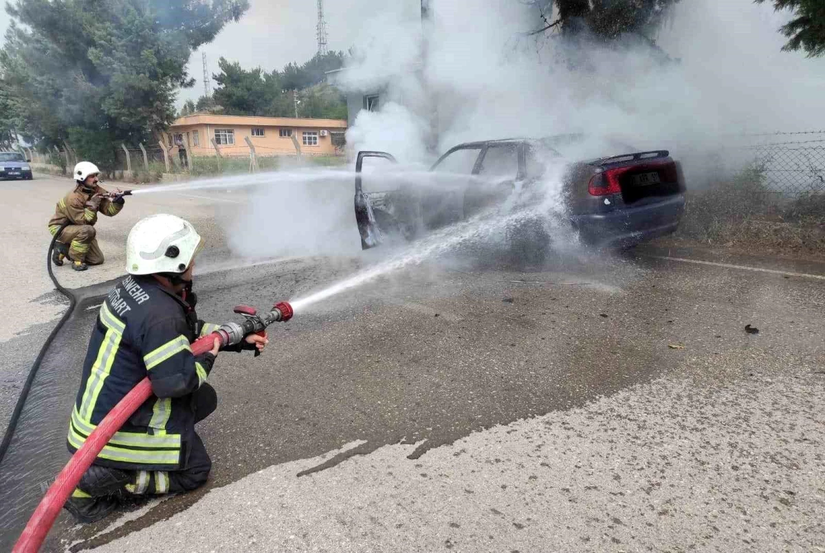 İskenderun’da araç yangını itfaiye ekipleri tarafından söndürüldü