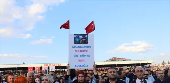 Isparta’da üniversite öğrencileri, mezuniyet töreninde İsrail’e pankartlarla tepki gösterdi