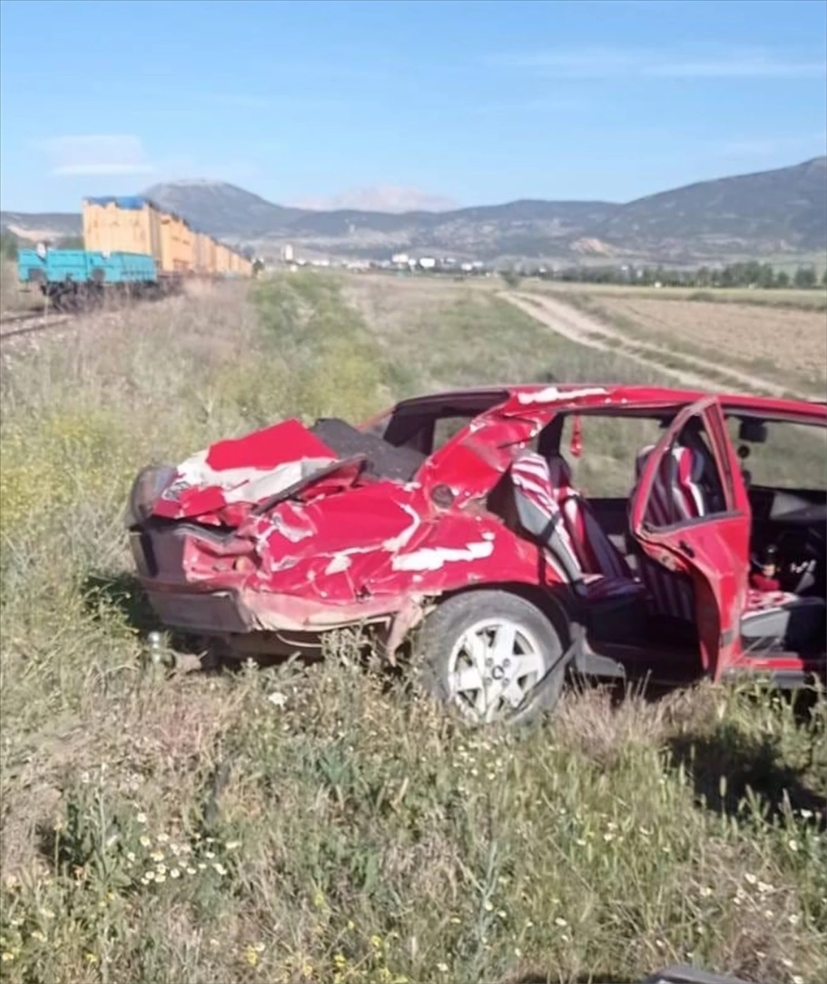 Isparta’da yük treni otomobile çarptı: 3 kişi yaralandı