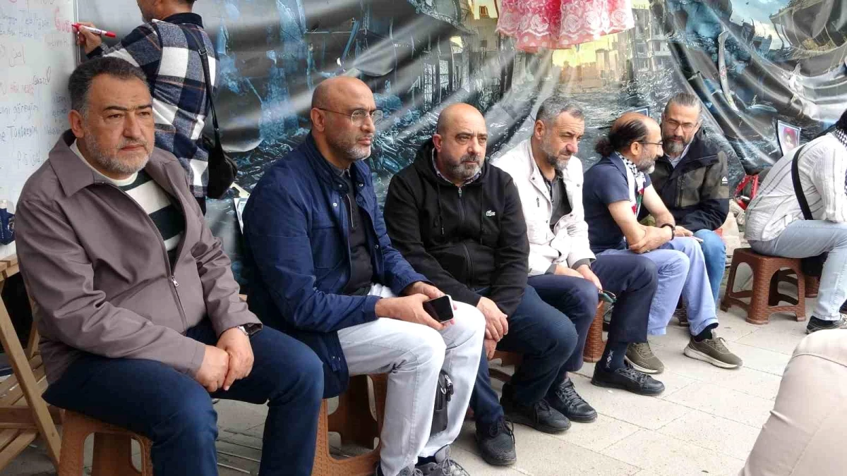 Kütahya’da İsrail’in Gazze’ye saldırılarını protesto etmek amacıyla oturma eylemi düzenlendi