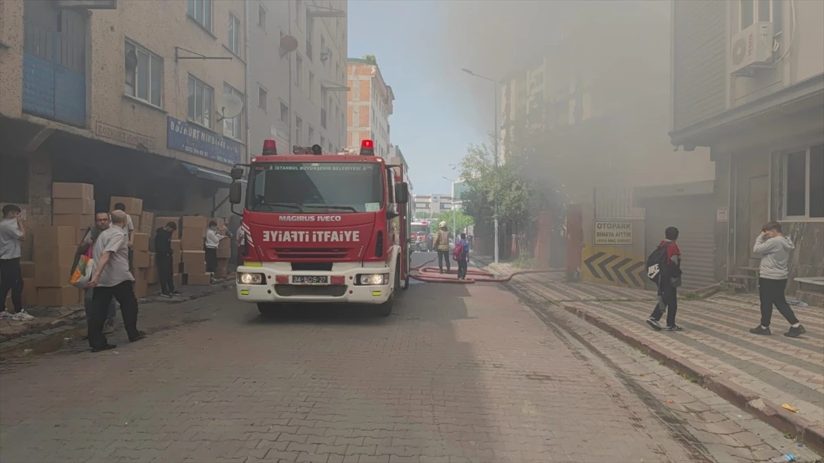 İstanbul Sultangazi’de Depo Yangını