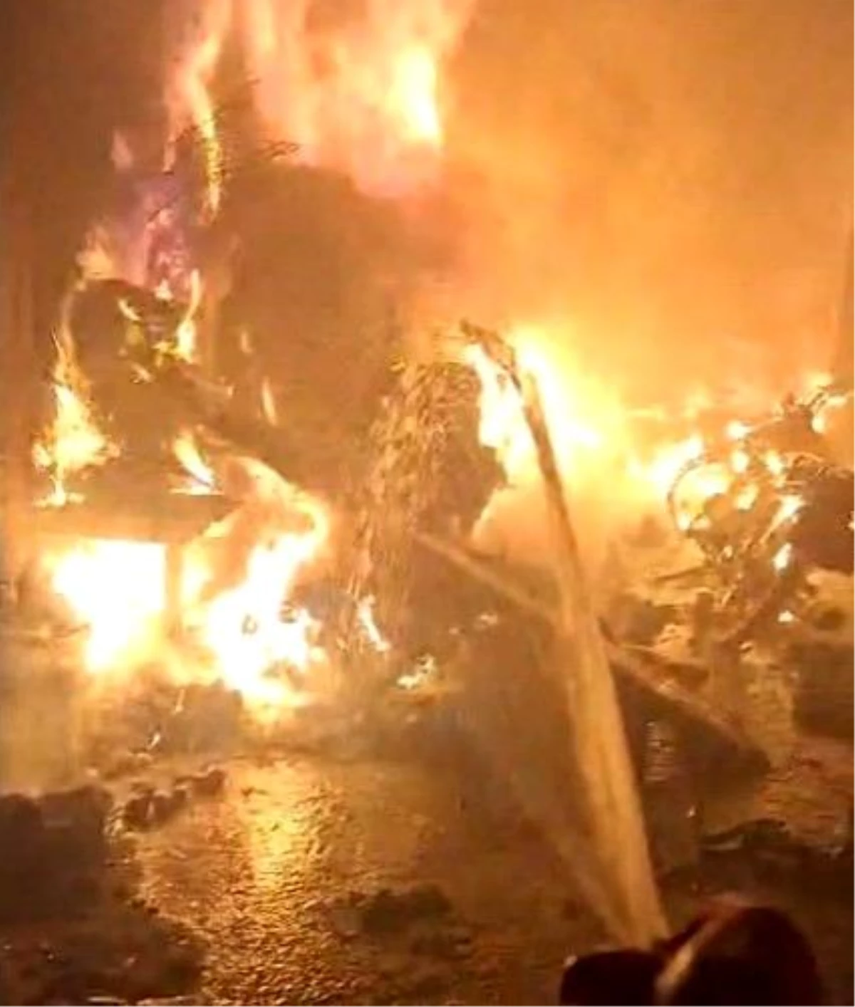 Kahramanmaraş'ta 3 Katlı Evde Çıkan Yangın Diğer İkametlere Sıçramadan Söndürüldü