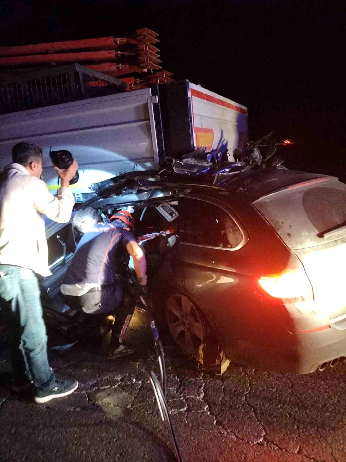 Kahramanmaraş'ta demir yüklü tıra arkadan çarpan otomobilin sürücüsü hayatını kaybetti
