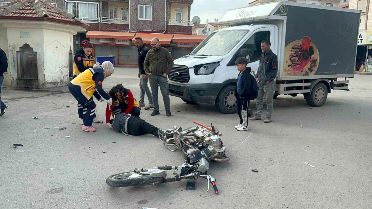 Aksaray'da Kamyonet ile Motosiklet Çarpıştı: 2 Kişi Yaralandı
