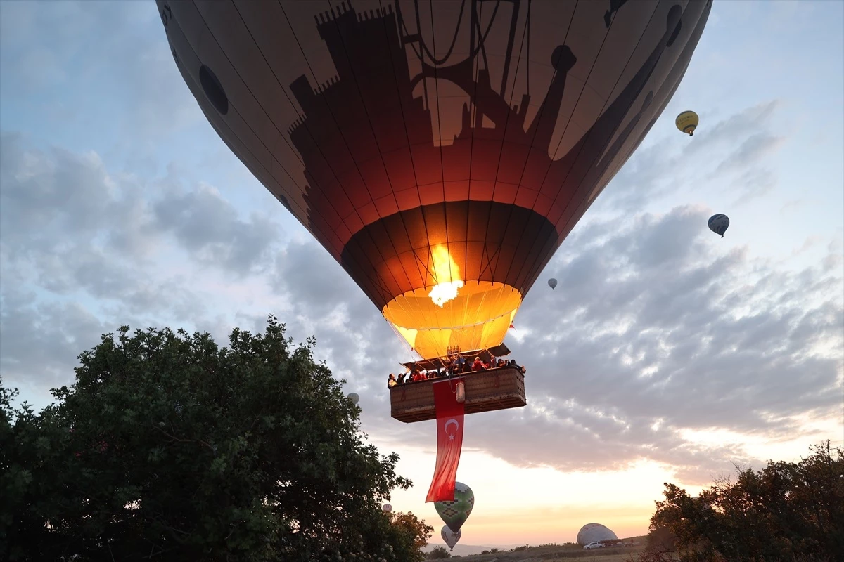 Kapadokya'da Sıcak Hava Balonları Türk Bayraklarıyla Yükseldi