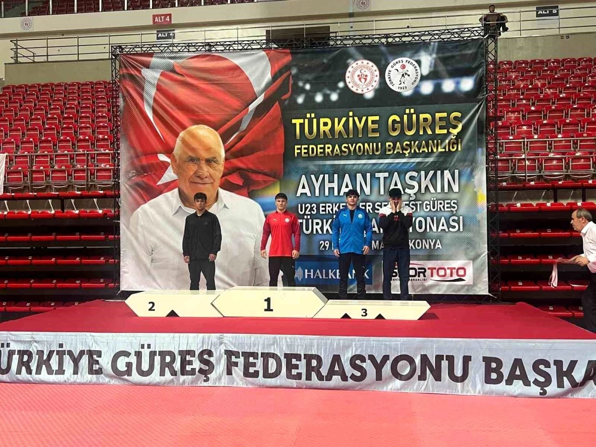Konya'da minder güreşlerinde Türkiye Şampiyonu olan Yasin Yeşil, Karacabey'in gururu oldu