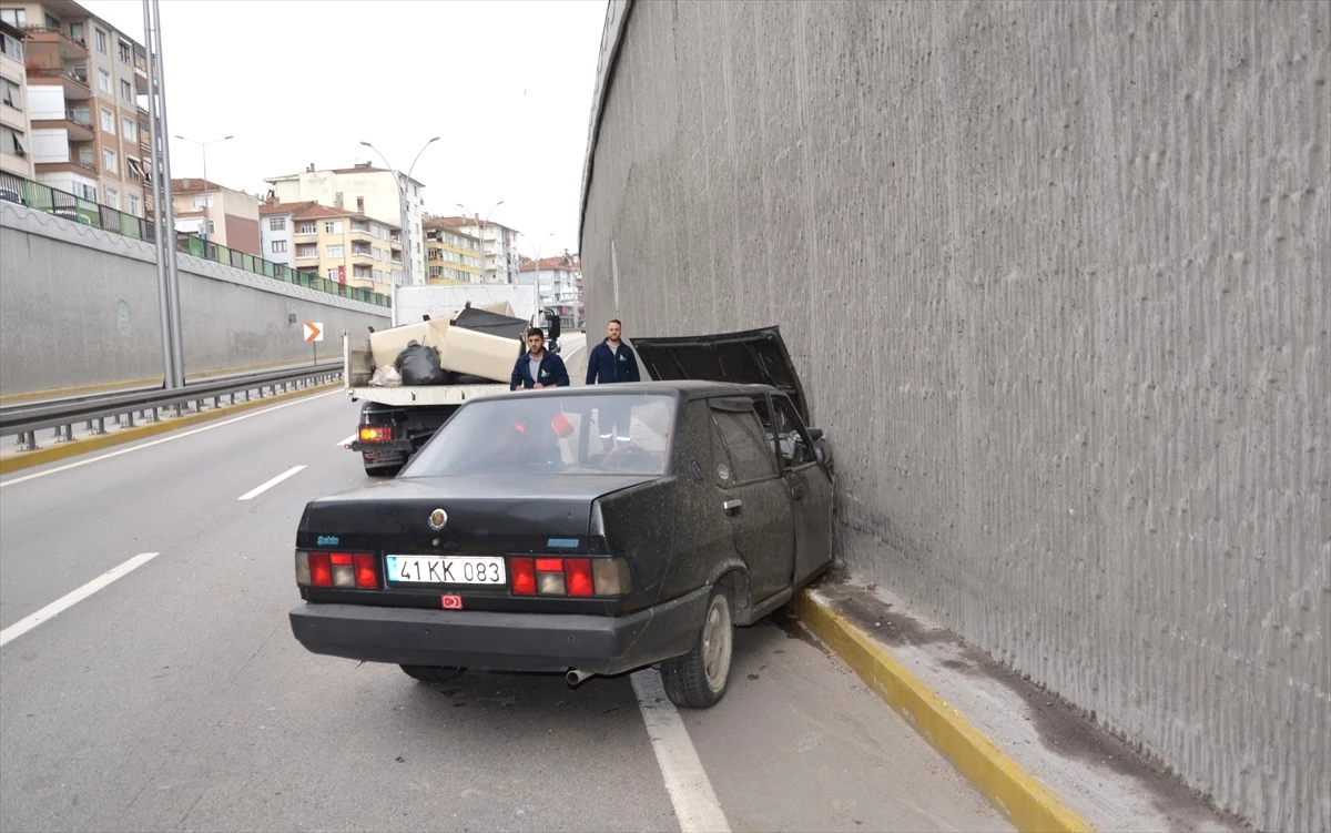 Karamürsel'de Otomobil Duvara Çarptı, Sürücü Yaralandı