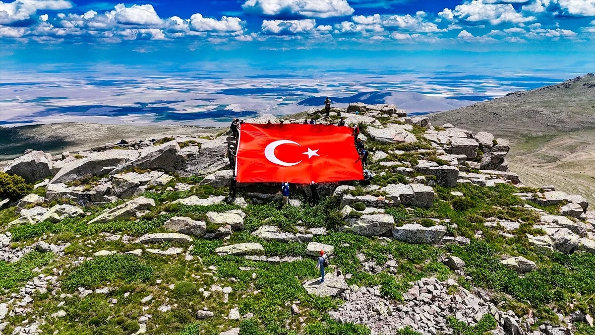Karapınar’da Gençlik Haftası etkinliği: Gençler Mennek Kalesi’ne Türk Bayrağı açtı