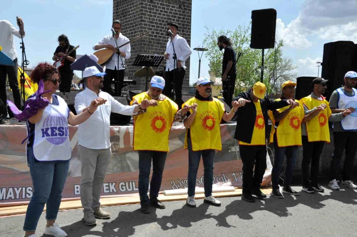 Kars’ta 1 Mayıs İşçi Bayramı Davullu Zurnalı Halaylarla Kutlandı