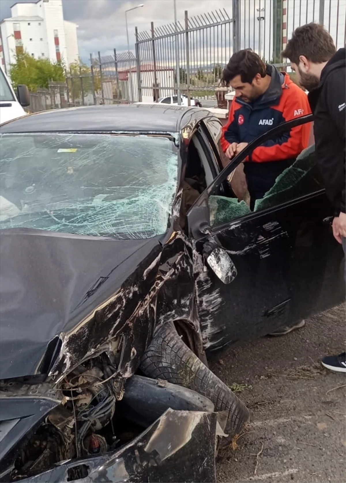 Kars’ta trafik kazasında anne ve 2 çocuğu yaralandı