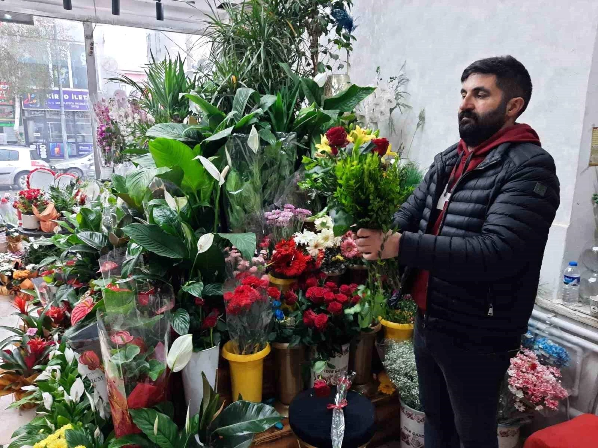 Kars'ta Çiçekçiler Anneler Günü İçin Yoğun Mesai Yapıyor