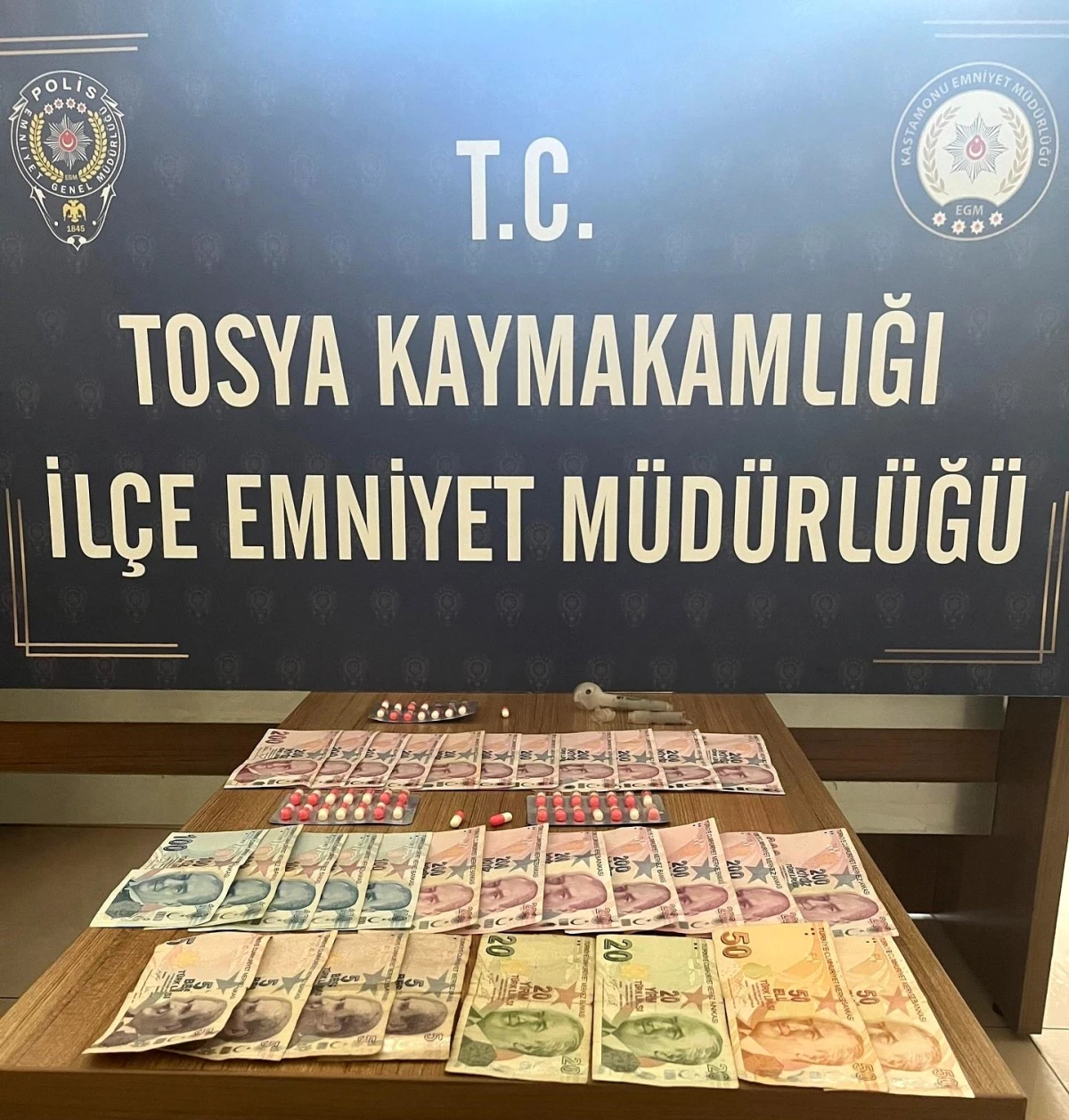 Tosya'da Uyuşturucu Operasyonu: İki Şüpheli Tutuklandı