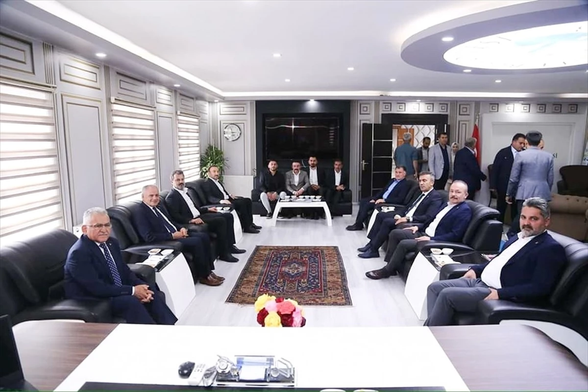 Kayseri Büyükşehir Belediye Başkanı Memduh Büyükkılıç, Yahyalı Belediye Başkanı Esat Öztürk’ü ziyaret etti