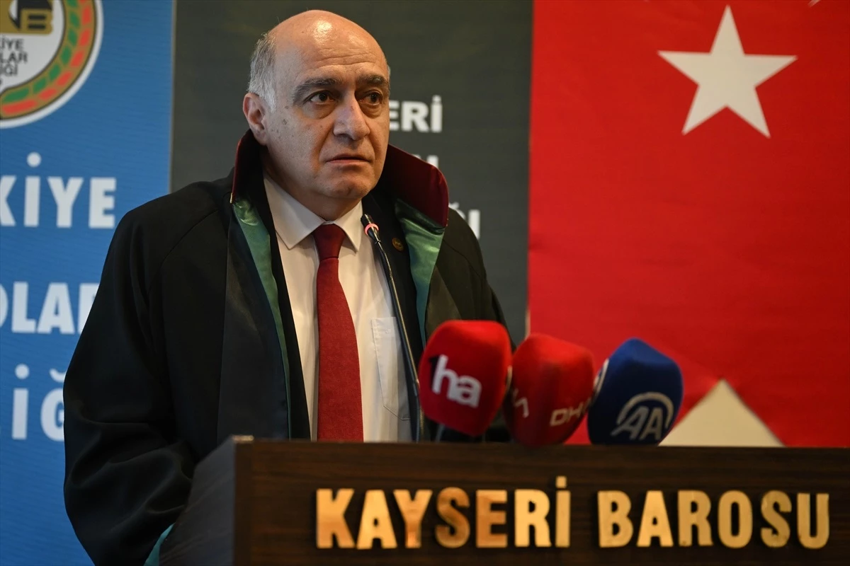 Kayseri'de 40 ve 50. yılını dolduran avukatlara plaket takdim töreni düzenlendi