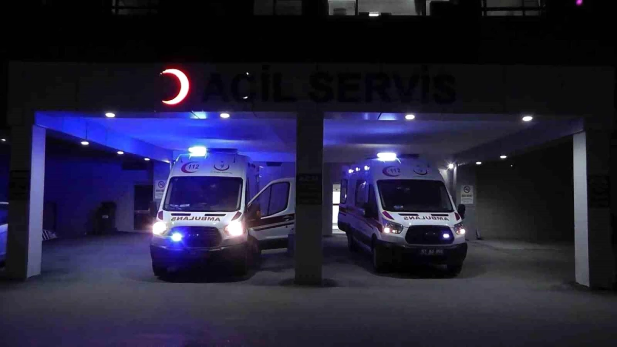 Kayseri-Niğde karayolunda transit aracın tıra çarparak takla attığı kazada 2 kişi ağır yaralandı