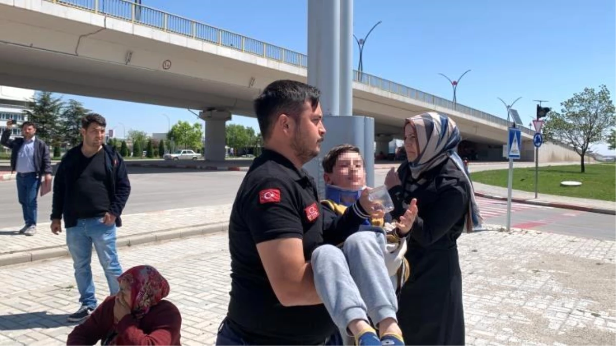 Karaman'da sağlık görevlisi kazada yaralanan çocuğu kucağına alarak ambulansa götürdü