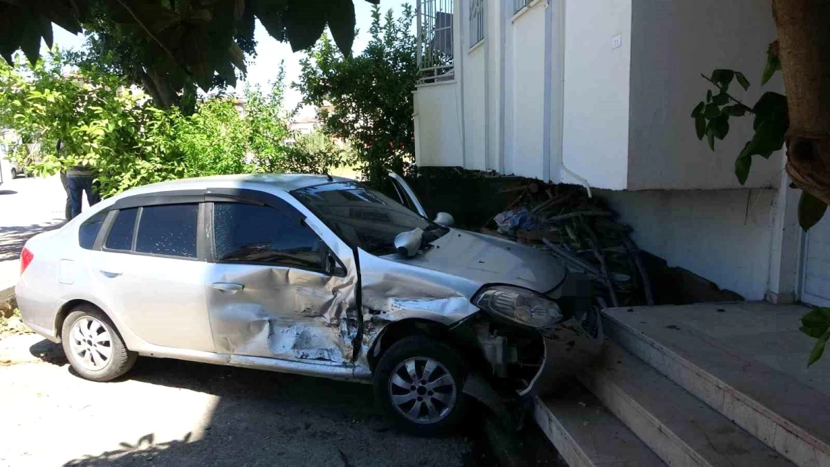 Antalya’da trafik kazası: Otomobil bahçe duvarına çarptı