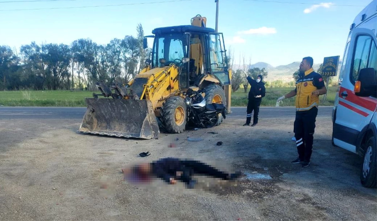 Aksaray’da Motosiklet Kepçeye Çarptı: Sürücü Hayatını Kaybetti