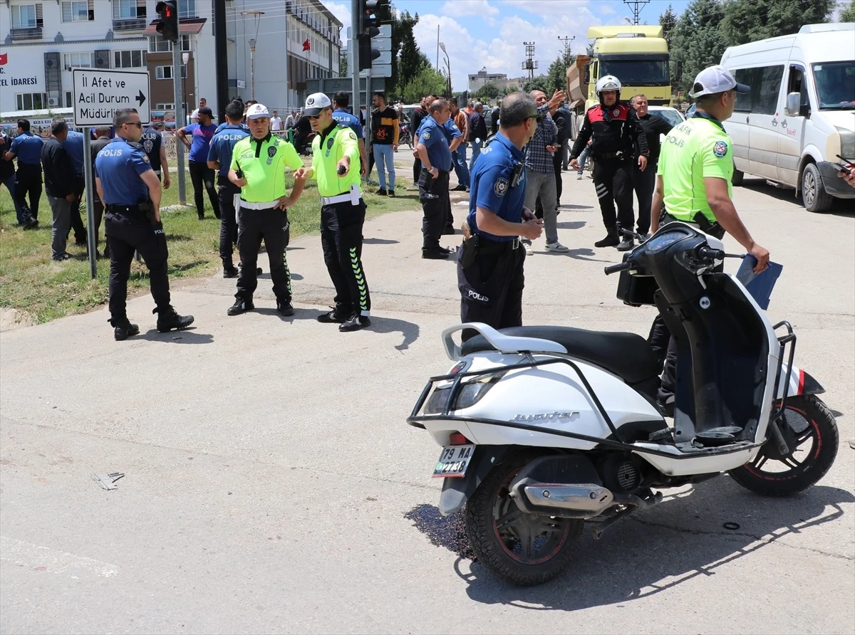Kilis'te Tır ile Motosiklet Çarpışması: 1 Ölü, 1 Ağır Yaralı