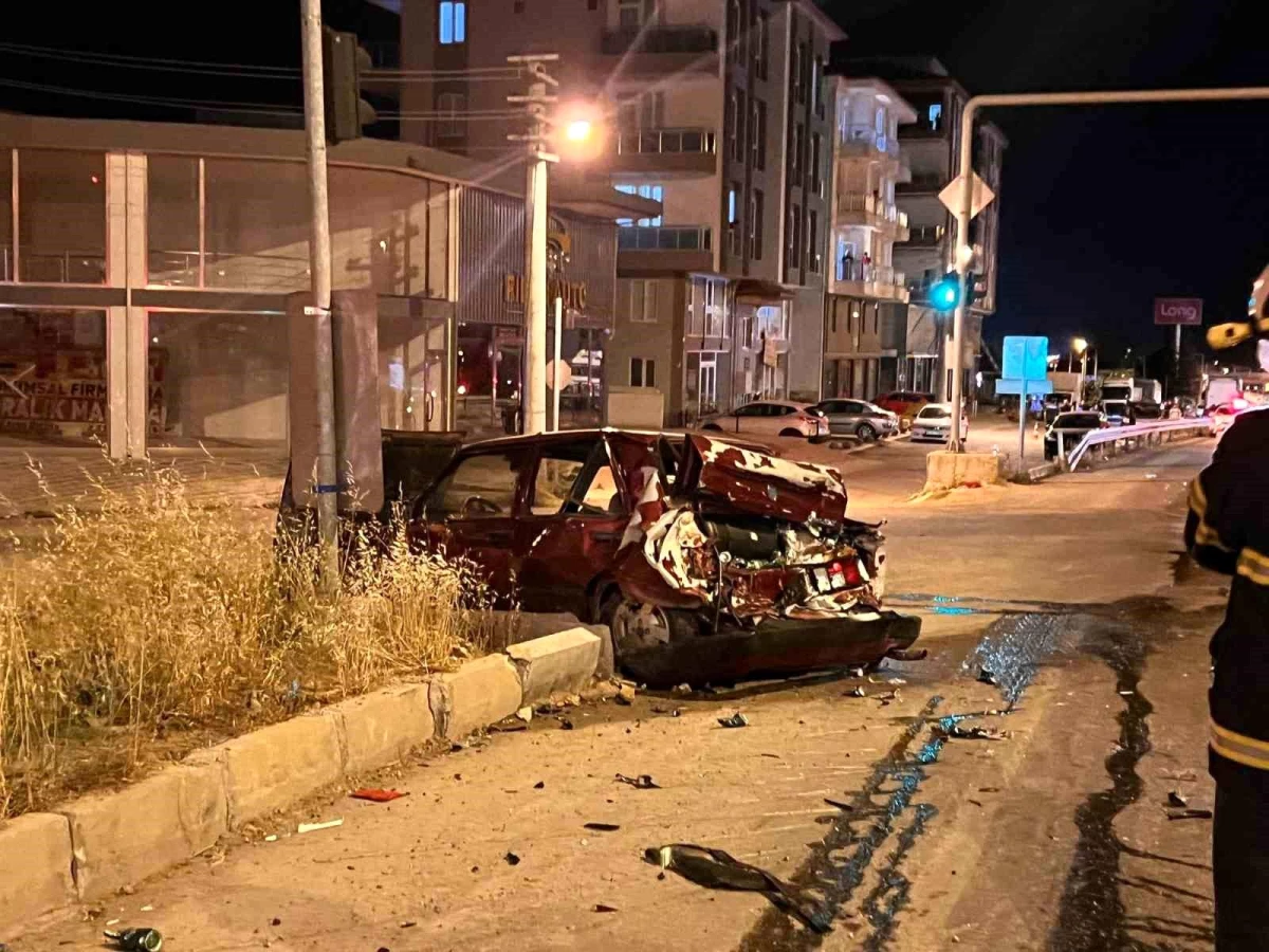 Bucak'ta Kırmızı Işıkta Bekleyen Otomobile Kamyon Çarptı: 2 Yaralı