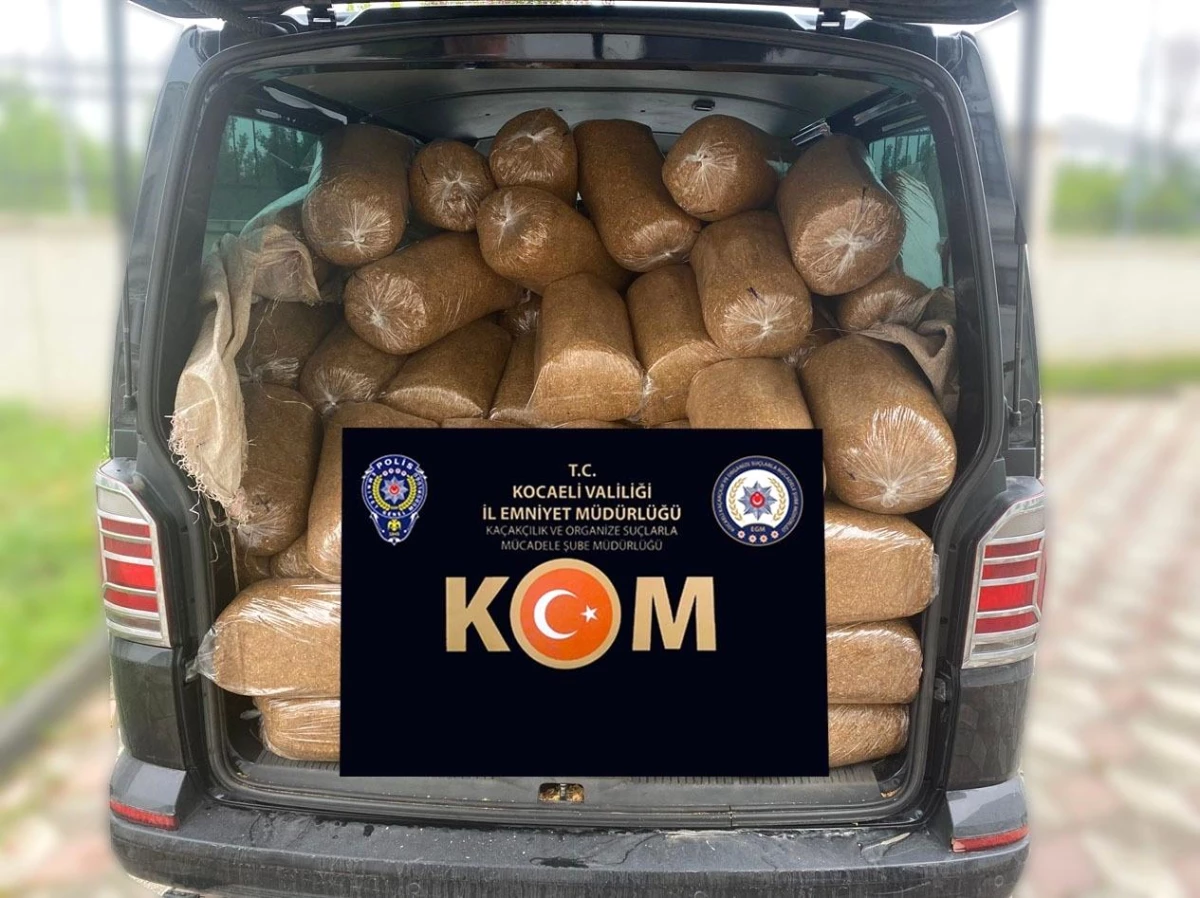 Kocaeli'de yapılan operasyonda 1 ton 100 kilo gümrük kaçağı tütün ve binlerce makaron ele geçirildi