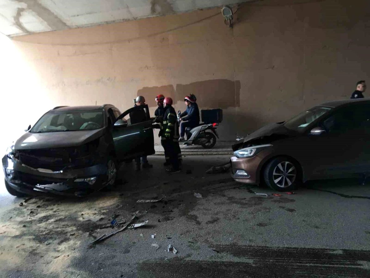 Kocaeli'de kafa kafaya çarpışan otomobillerde 2 kişi yaralandı