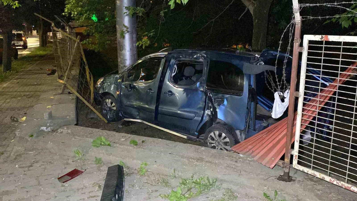 İzmit’te Hafif Ticari Araç Kazası: Sürücü Yaralandı