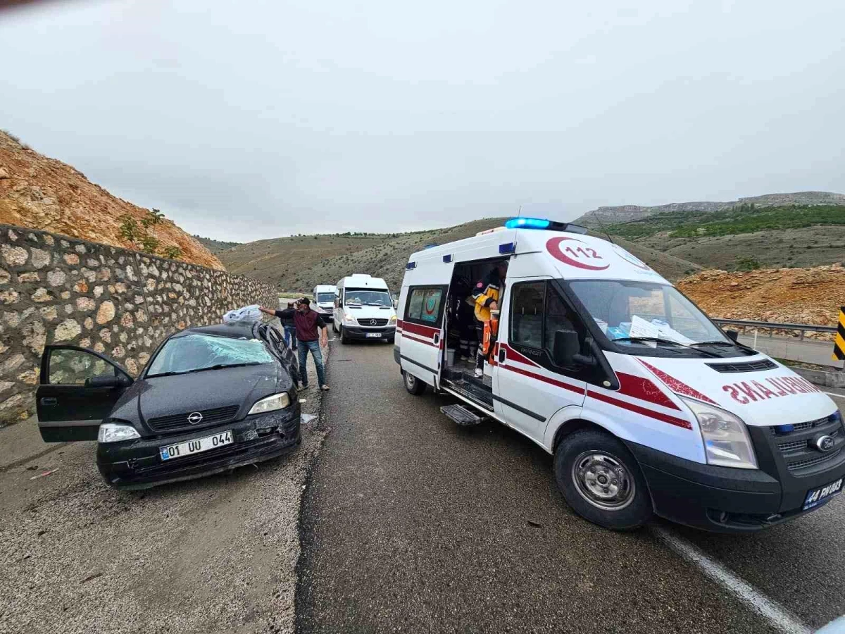 Malatya'da Otomobil İstinat Duvarına Çarptı: 4 Yaralı