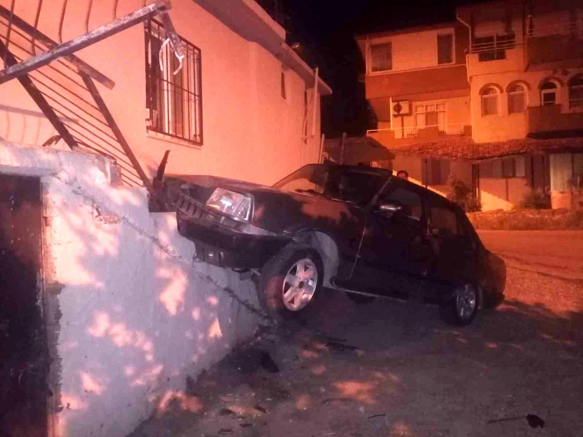 Manavgat'ta otomobil binaya çarptı