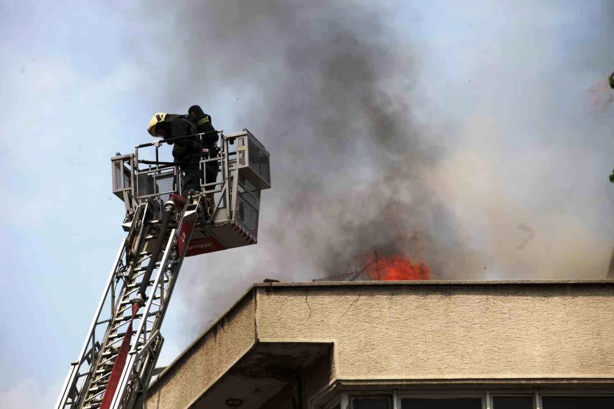 Konya'da 4 Katlı Apartmanın Çatısında Yangın Çıktı