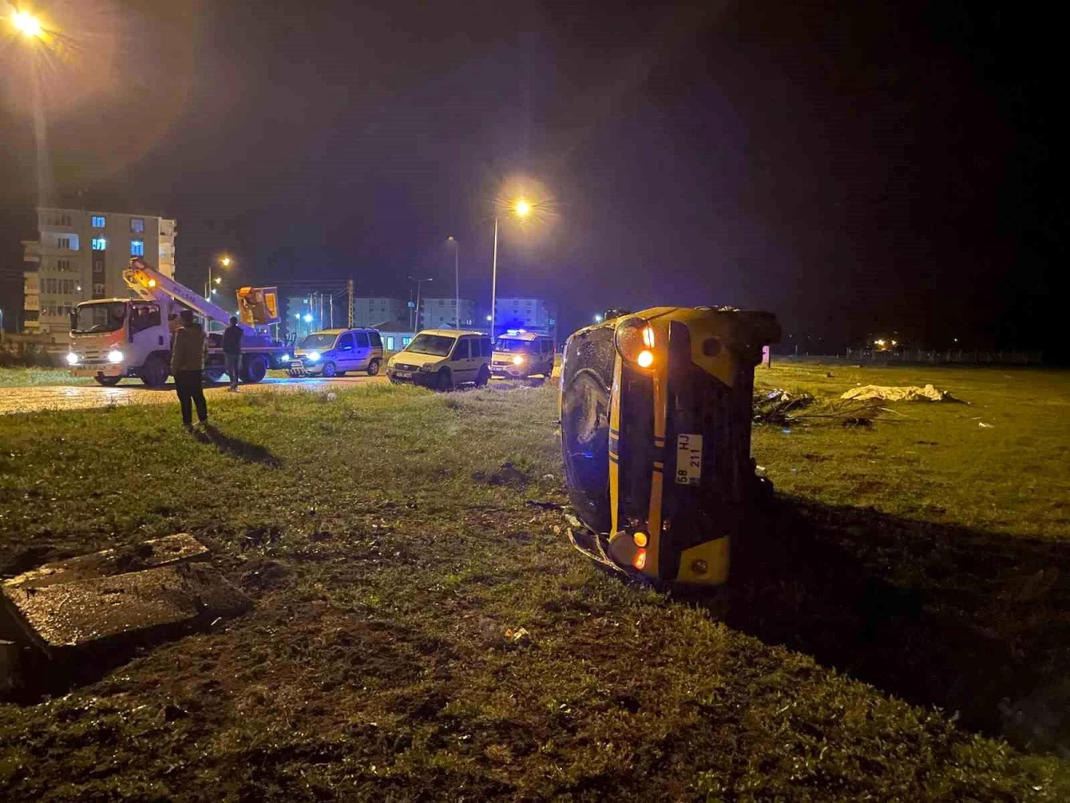Sivas’ta köpeğe çarpmamak için manevra yapan araç devrildi, 2 kişi yaralandı