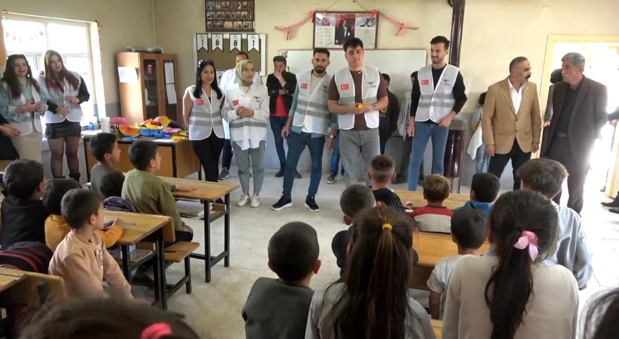 Muş'ta Genç İyilik Topluluğu, Köy Okuluna Tablet ve Forma Hediye Etti